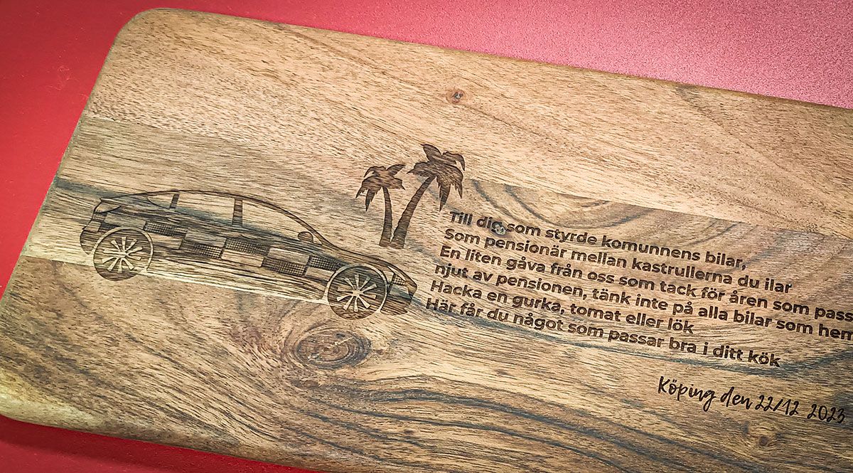 Skärbräda i trä med graverad text - Reklamhuset RINK