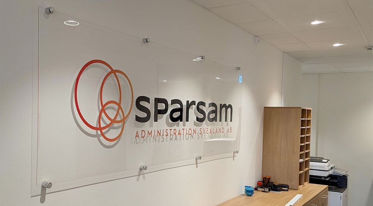 Plexiskylt Sparsam