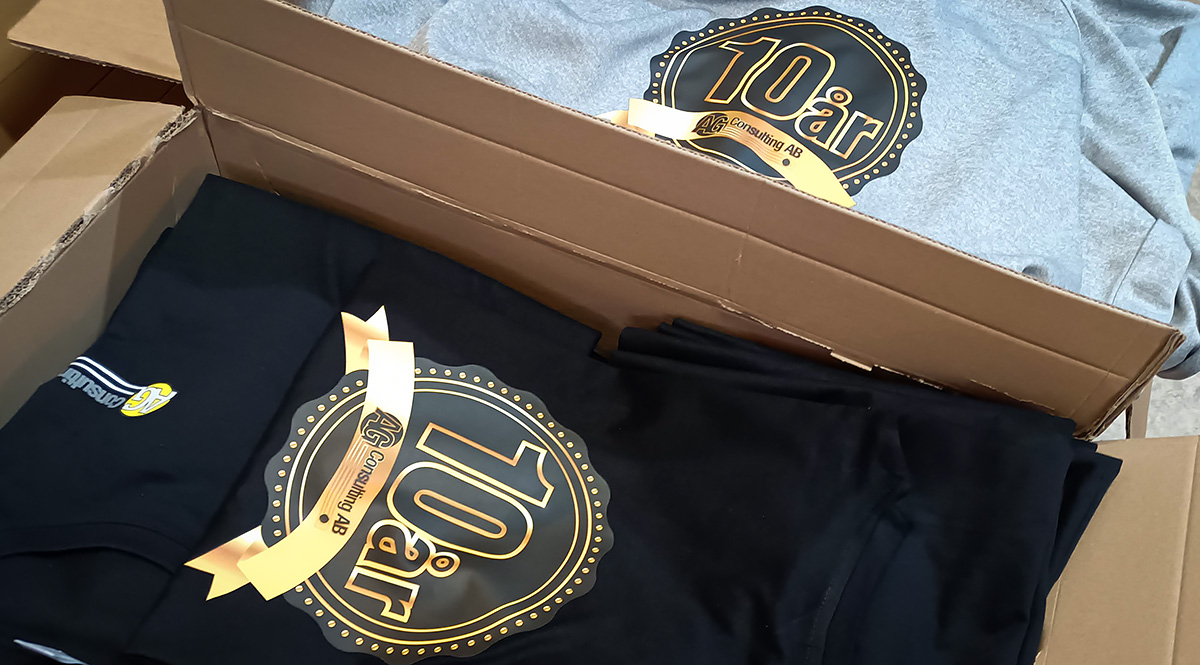 AG Consulting firar 10 år i år, bild på tryckta kläder med jubileumslogga - Reklamhuset RINK