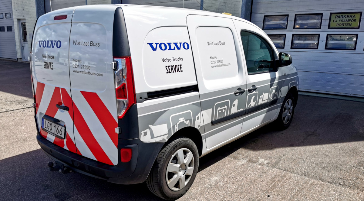 Montering av fordonsdekor till Wist Last & Buss - Reklamhuset RINK
