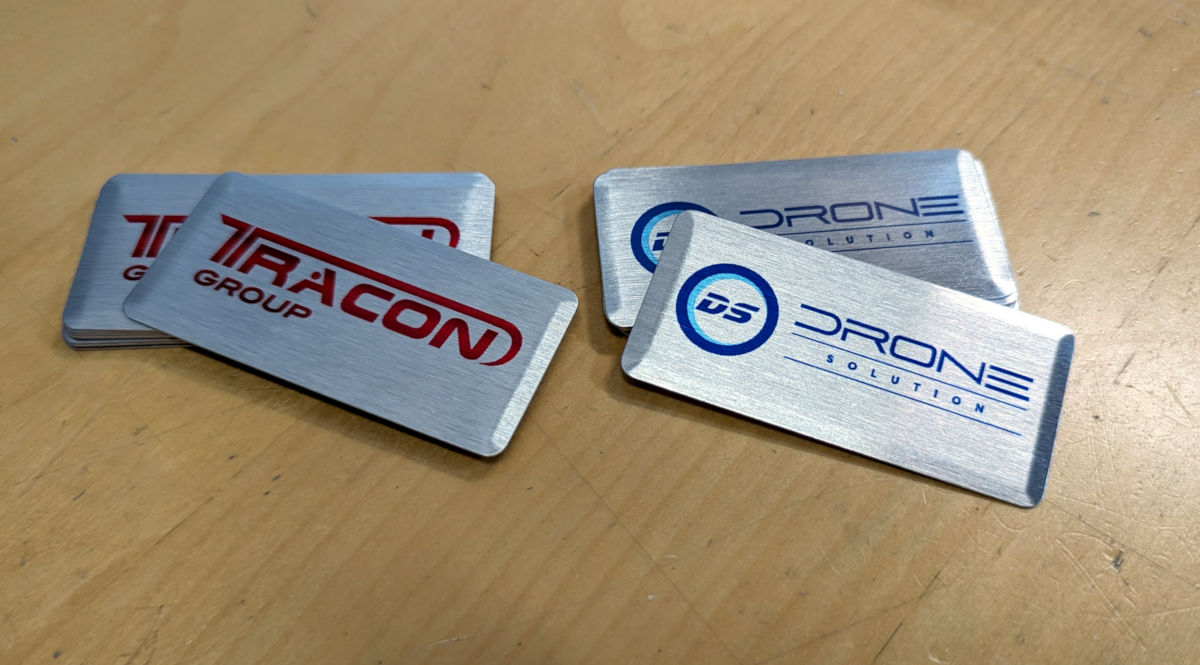 Namnbrickor till Tracon Group och Drone Solution - Reklamhuset RINK