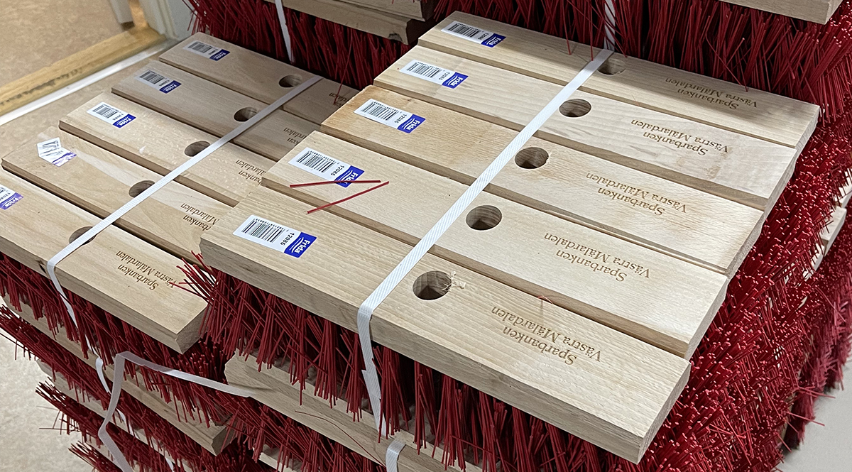 Kvastar med lasergraverad logga Sparbanken Västra Mälardalen - Reklamhuset RINK