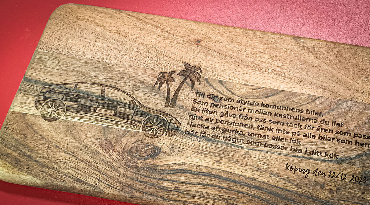 Skärbräda i trä med graverad text - Reklamhuset RINK