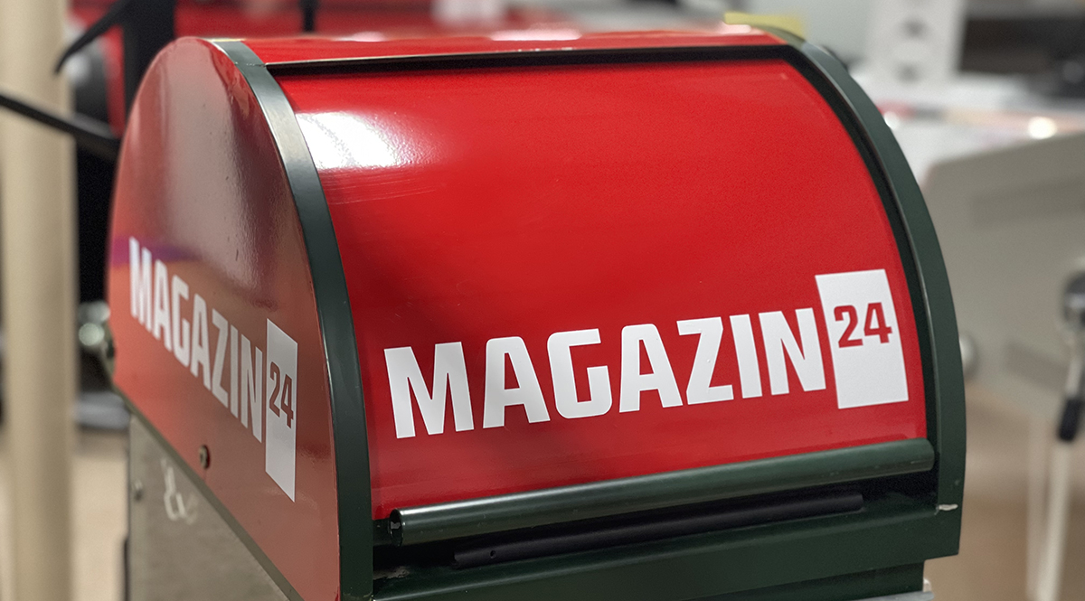 Tidningsställ med monterade logotyper och bakgrundsfärg - Reklamhuset RINK