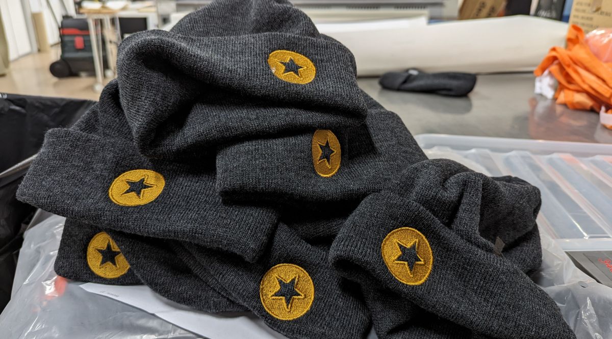 Broderade mössor till Stars Support Group - Reklamhuset RINK
