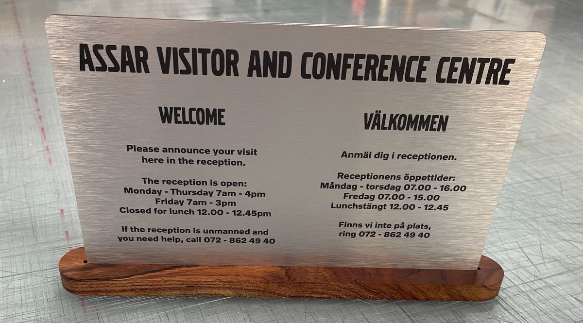 Stilig skylt på receptionsdisk